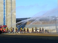 ポンプ車10台の一斉放水