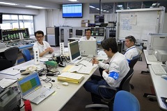 操作室から指示を出します