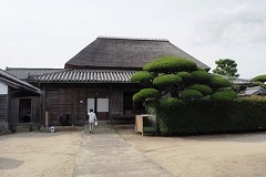 立派な茅葺屋根の主屋