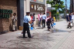 駅前でデモンストレーション