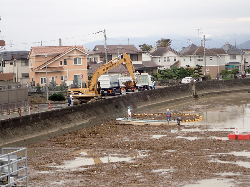 流木・じん芥除去作業の状況