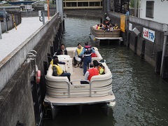 鍋川閘門に進入