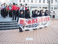 駅前広場でのオープニングパレード