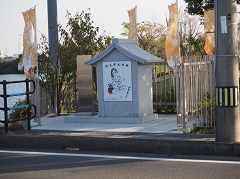 祠は県道沿いにあります