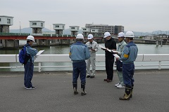 今切川河口堰で点検箇所の確認