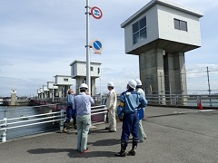 旧吉野川河口堰上の道路標識を確認