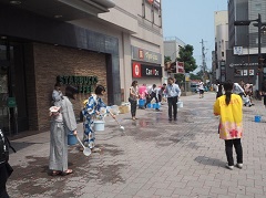 駅前でデモンストレーション