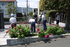 花壇の周りも清掃