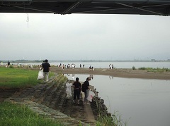 橋上流部も清掃