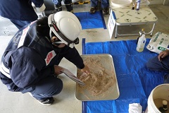 油・液体吸着材は液体を吸ってもサラサラです