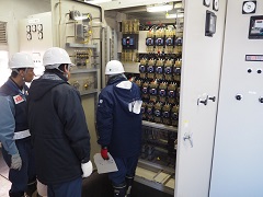 予備発電機室（供給側）で接続手順を確認