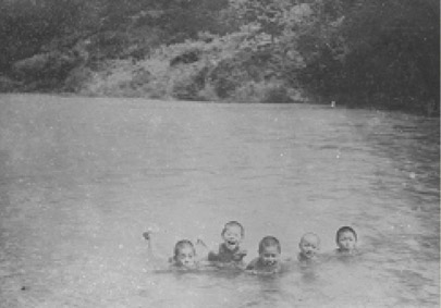 地蔵寺川で泳ぐ子供達の写真